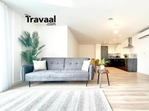 Travaal.©om - 3 Bed Serviced Apartment Farnborough